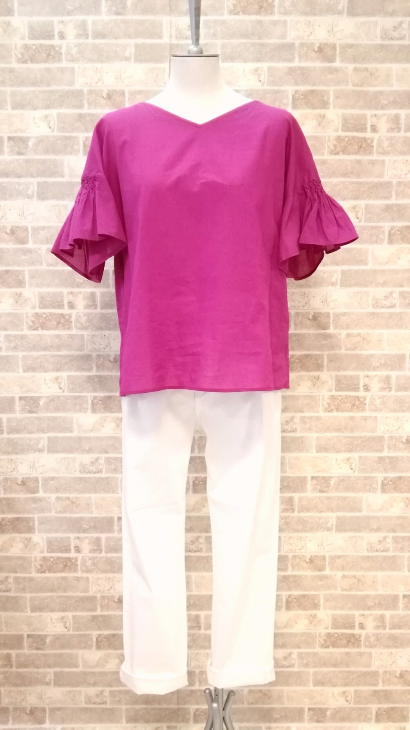 Stola.から 二の腕カバーも叶うスモッキングフリルブラウス入荷♥