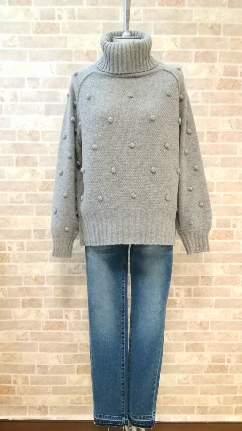 トラフィックより、タートルネック×ドット×ニット(グレー)が入荷♥