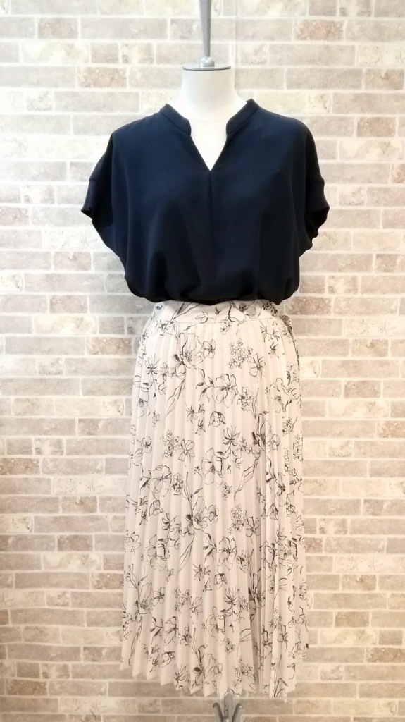 stola.ネイビー色ブラウスが入荷しました♡~【売り切れ】