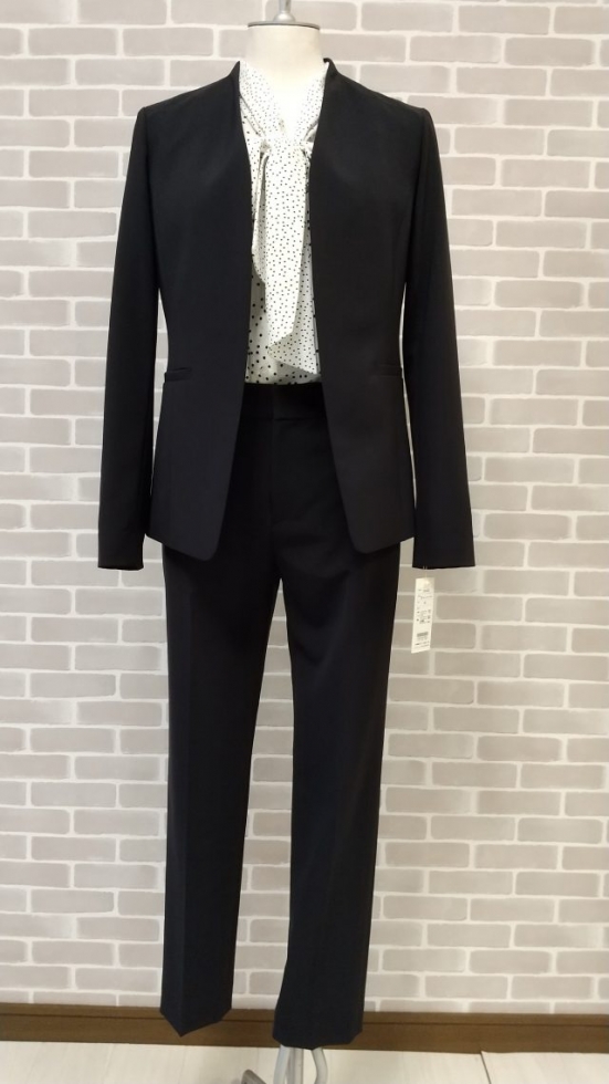大人のパンツスーツ入荷。【品切れ】