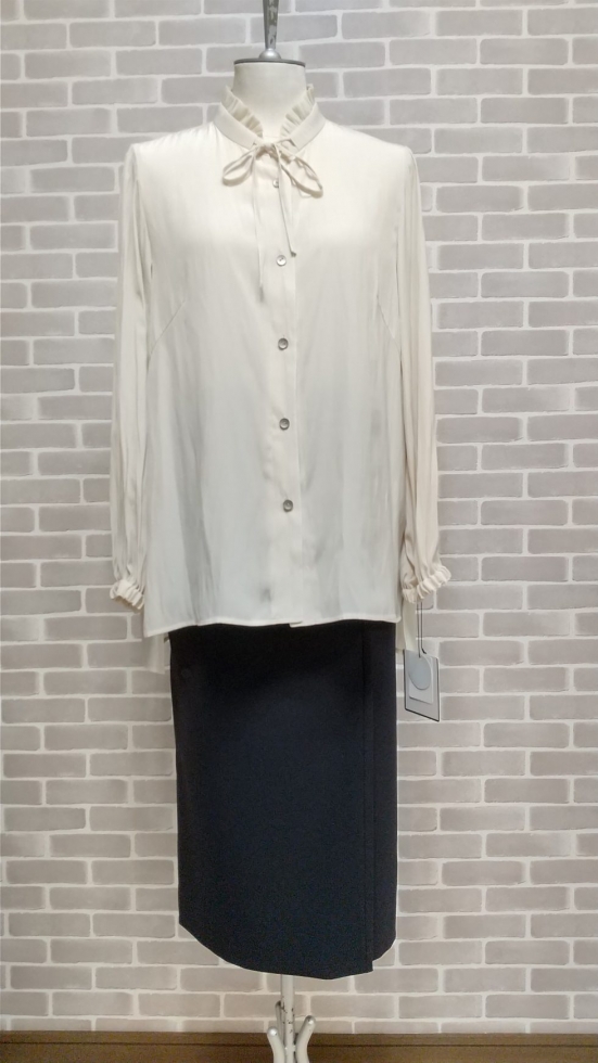 QTUMEよりブラウス入荷